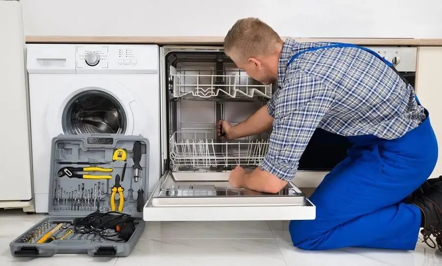 Adapazarı Gorenje servisi teknisyen ekibi beyaz eşya tamiri yaparken